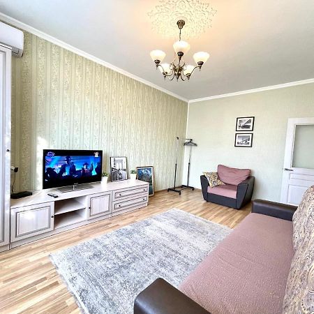 Cozy Three-Room Apartment With Mountain View Almati Kültér fotó