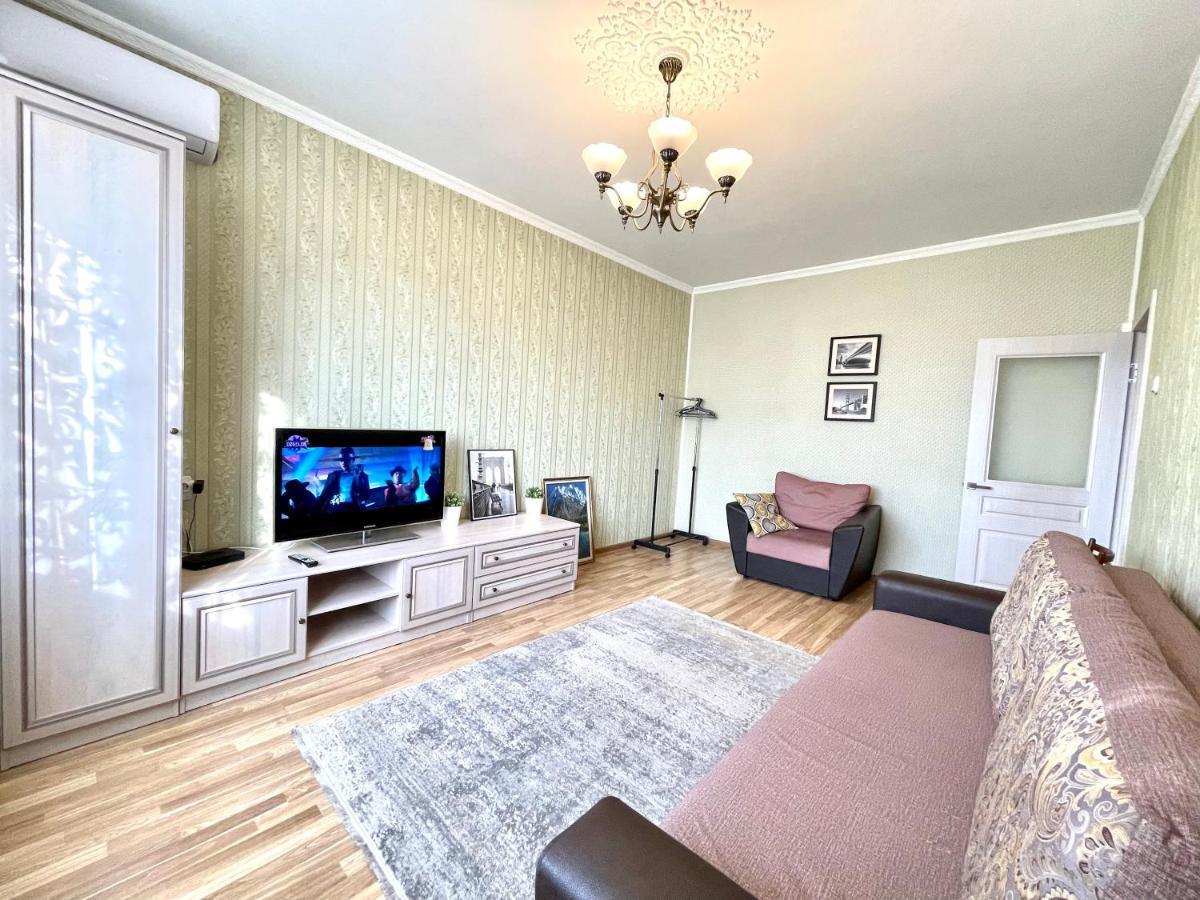 Cozy Three-Room Apartment With Mountain View Almati Kültér fotó