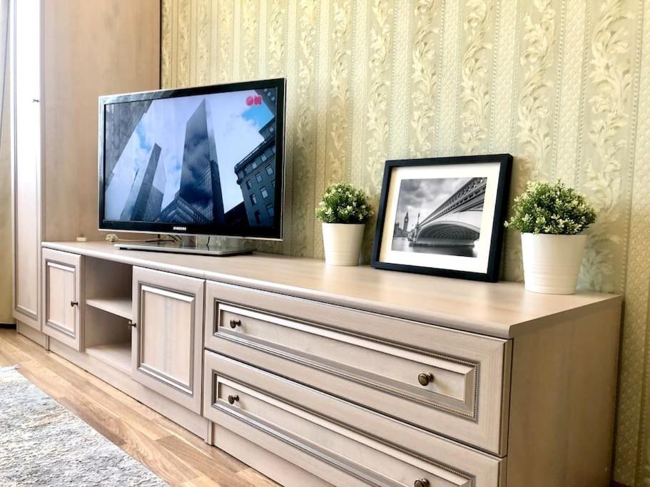 Cozy Three-Room Apartment With Mountain View Almati Kültér fotó