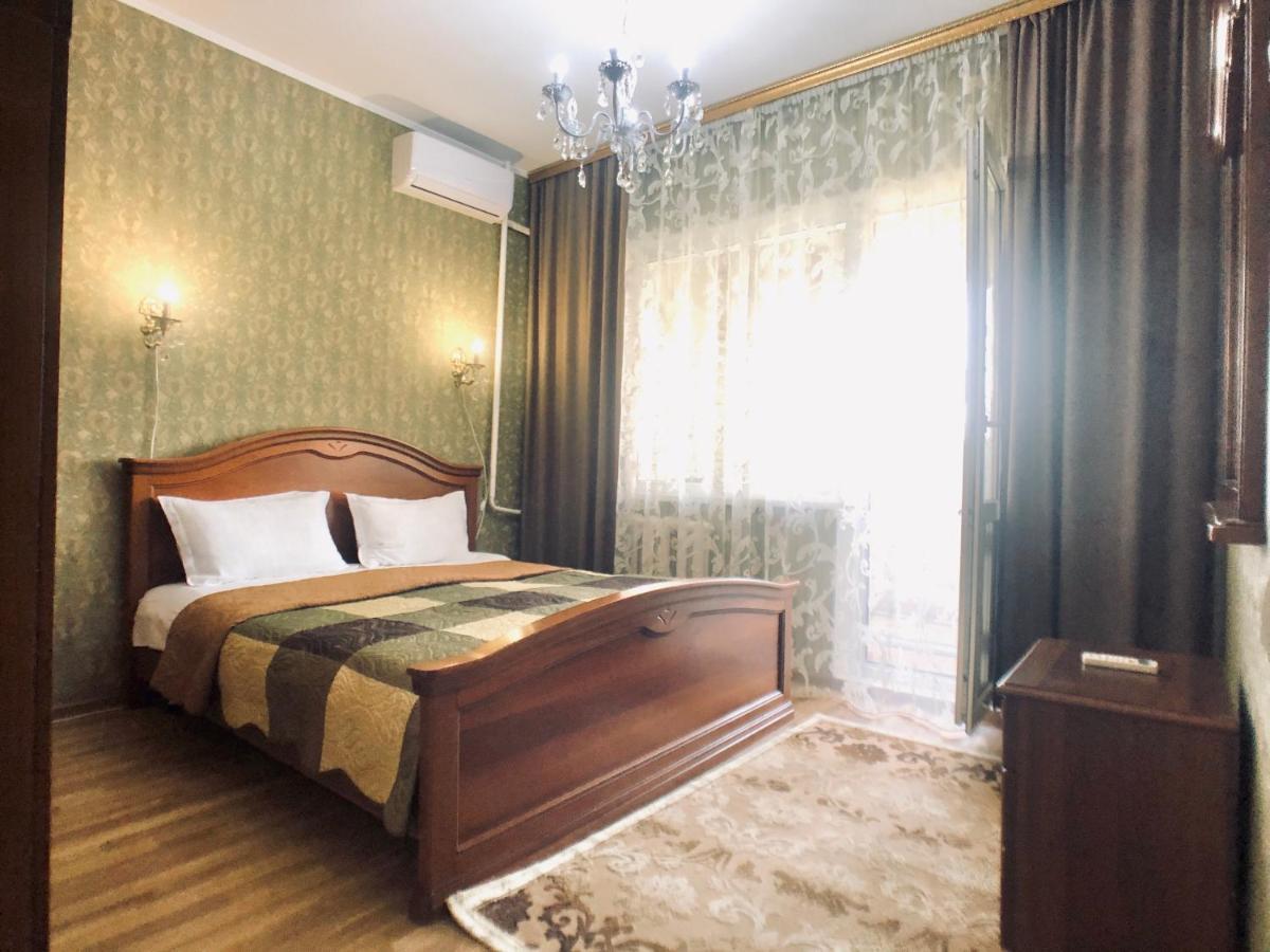 Cozy Three-Room Apartment With Mountain View Almati Kültér fotó