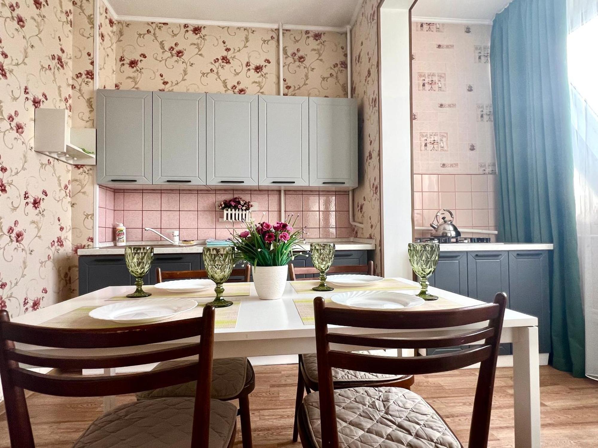 Cozy Three-Room Apartment With Mountain View Almati Kültér fotó