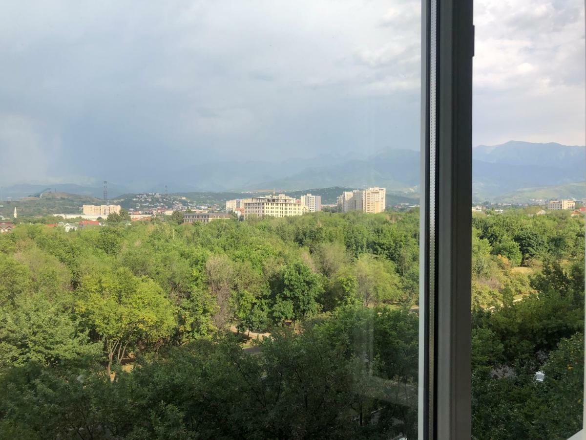 Cozy Three-Room Apartment With Mountain View Almati Kültér fotó
